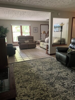 TV, fireplace, DVD player, books - Great Location!! Large Cove ! (Catawba)