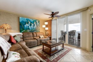 TV, books - Gulf of Mexico Views From a Condo That Feels Like Home! (Pensacola)