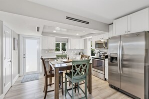 Fridge, microwave, oven, stovetop - VOTED BEST KEY LARGO VACATION RENTAL (Key Largo)