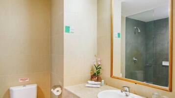 Shower, perlengkapan mandi gratis, sandal, dan handuk