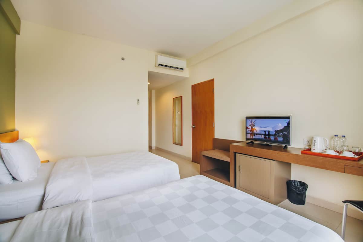 Superior Twin Room | 1 bedroom, minibar, desk, soundproofing