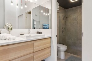 Dusche, Haartrockner, Handtücher, Seife