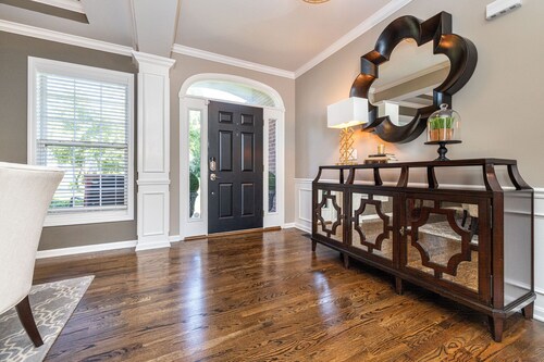 Kaunis 4 mh, 4. 5 kylpy, Executive Home w pohja-altaassa ja liikuntarajoitteisille!