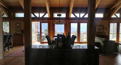 Post y viga, hermosa casa, con vistas a Nelson y Kootenay Lake.