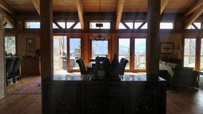 Post y viga, hermosa casa, con vistas a Nelson y Kootenay Lake.