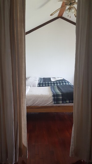 Caja de seguridad en la habitación, muebles diferentes y escritorio 