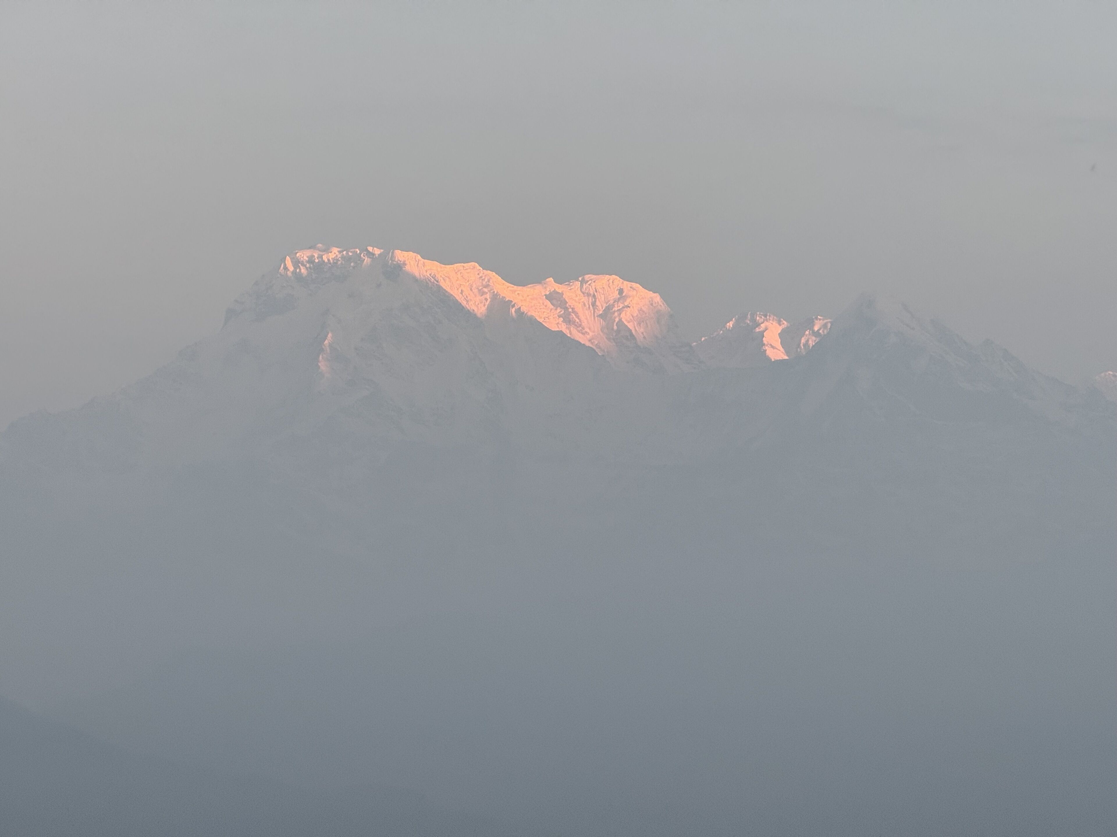 Una cordillera con un pico destacado.