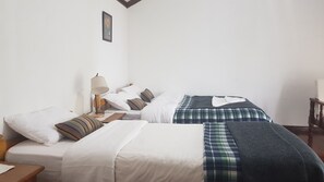 Cofres nos quartos, individualmente mobiliados, escrivaninha