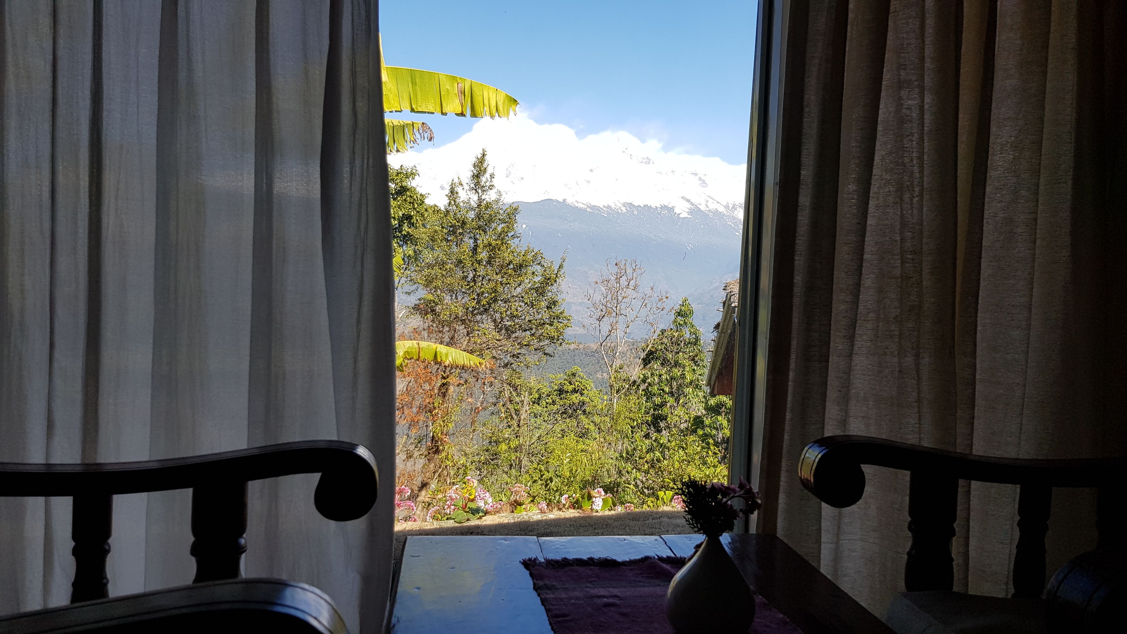 Habitación con vistas a una cordillera y un lago.