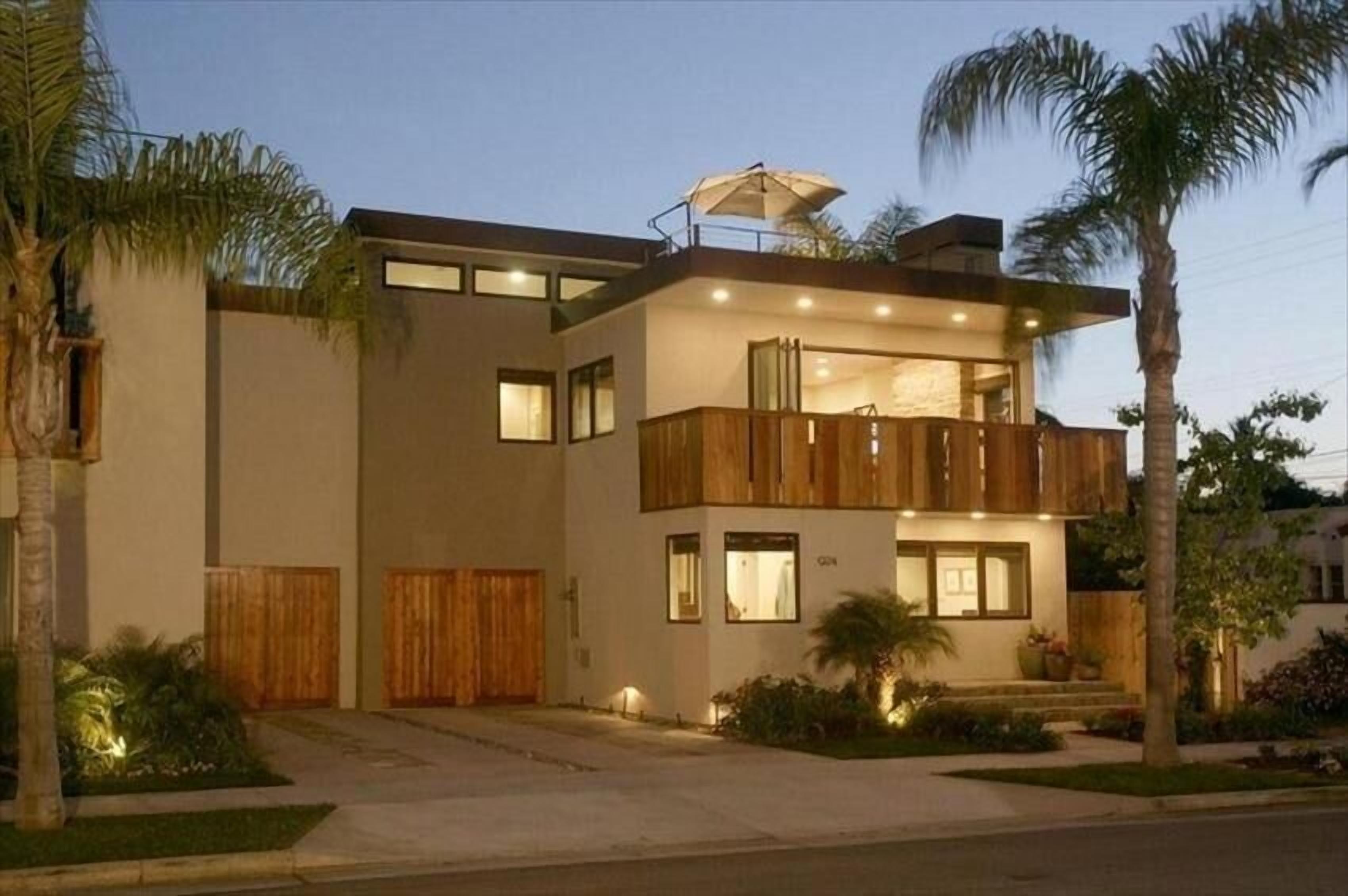 New Beautiful, Modern House with Huge Roof Top Deck & Balcony