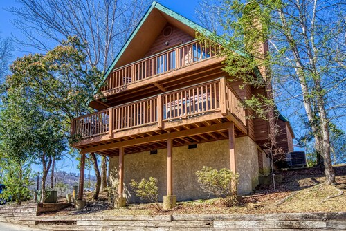 1 Mile From The Main Parkway in Pigeon Forge - Outdoor Pool Access-Free Internet-Hot tub