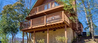 1 Mile From The Main Parkway in Pigeon Forge - Outdoor Pool Access-Free Internet-Hot tub