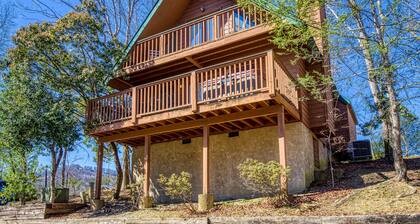 1 Mile From The Main Parkway in Pigeon Forge - Outdoor Pool Access-Free Internet-Hot tub