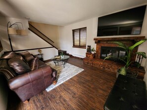 Smart TV y chimenea 