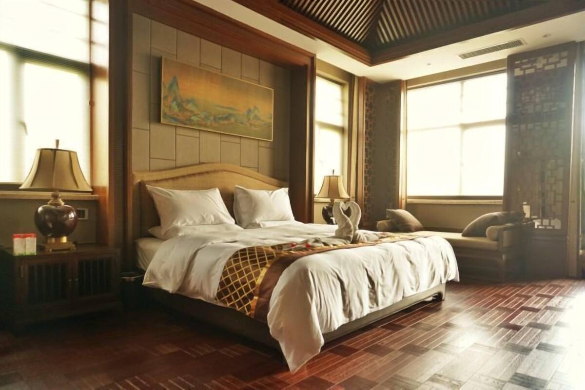 Yksilöllisesti sisustettu, yksilöllisesti kalustettu, pimennysverhot