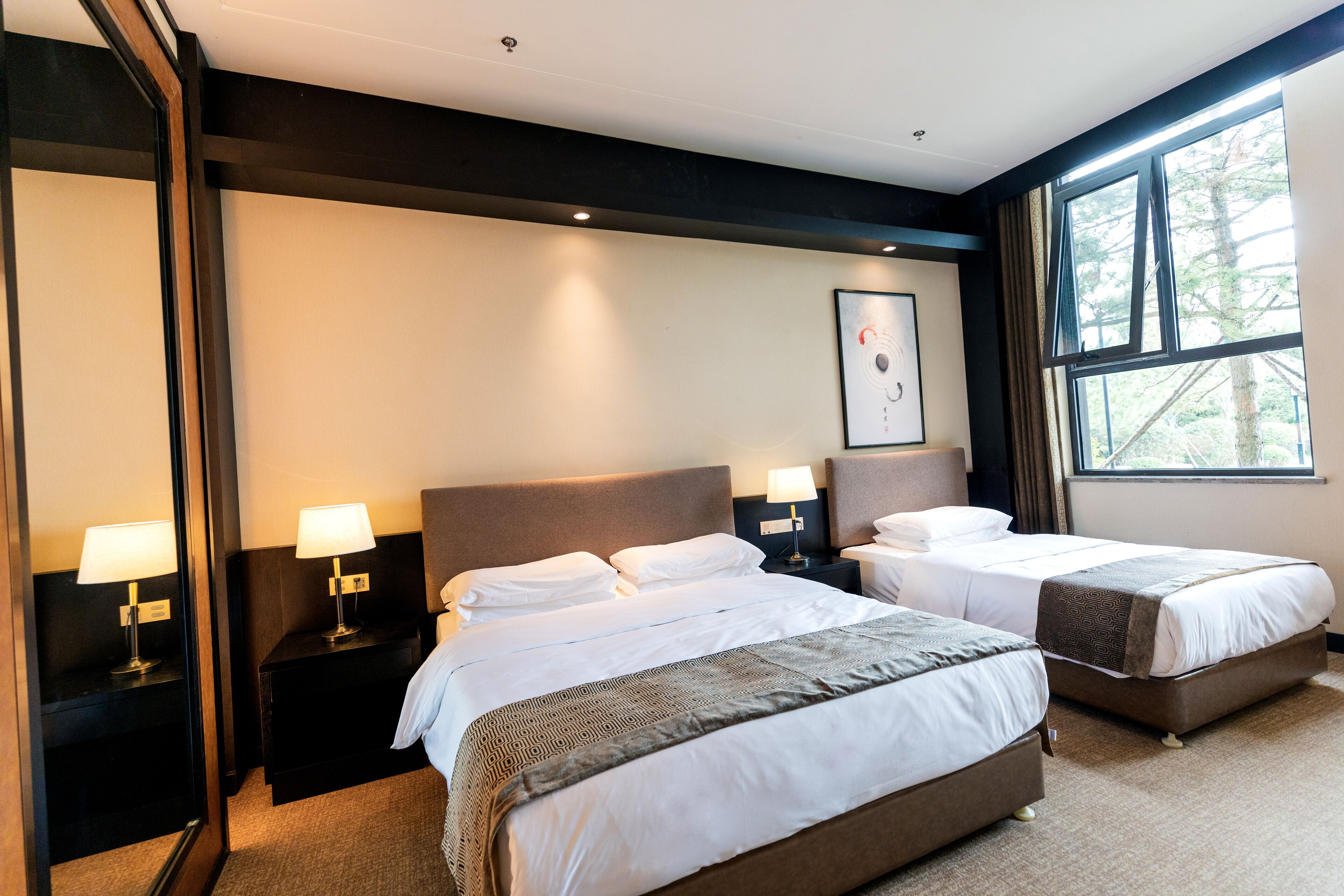 Kolmen hengen perhehuone | Yksilöllisesti sisustettu, yksilöllisesti kalustettu, pimennysverhot