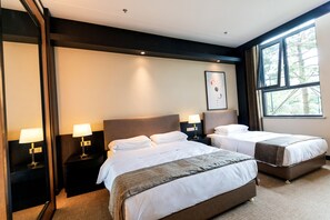 Kolmen hengen perhehuone | Yksilöllisesti sisustettu, yksilöllisesti kalustettu, pimennysverhot