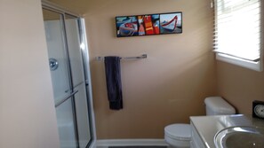 シャワー、トイレットペーパー