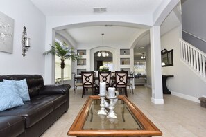 Smart TV, table football, video library - Spacious 8 BEDROOM 3miles to Disney Themed Rooms Golfers Dream (Kissimmee)