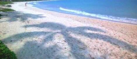 Una spiaggia nelle vicinanze, lettini da mare, teli da spiaggia