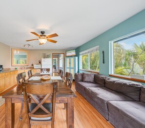 Smart TV - New 3 Bdrm, Large Lanai, Quiet area, Ocean Breezes, Short Walk to the Beach (Kailua)