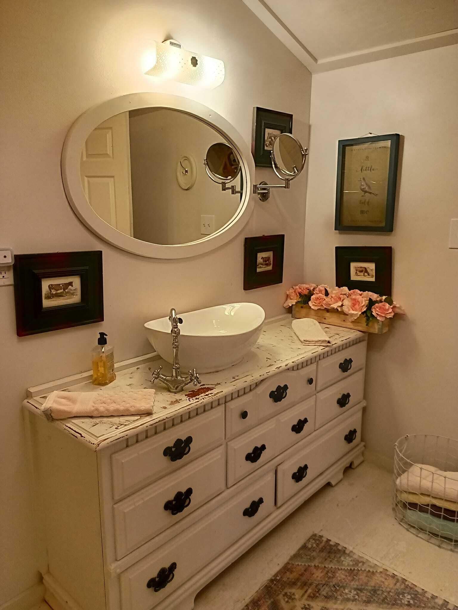 Chuveiro, sabonete, papel higiênico 