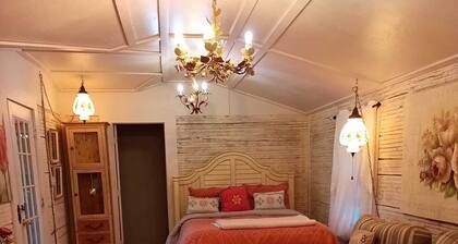 SWEET CABIN IN NATIONAL FOREST, PRIVATE HOT TUB, QUEEN BED, BEAUTIFUL LANDSCAPE.