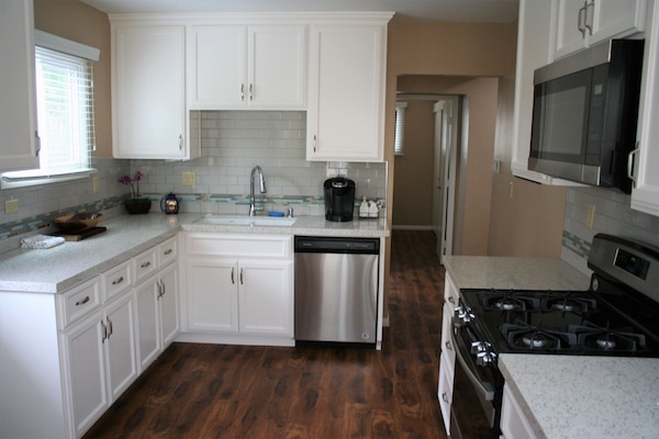 Well equipped kitchen, gas stove, microwave, dishwasher, double sink, coffee