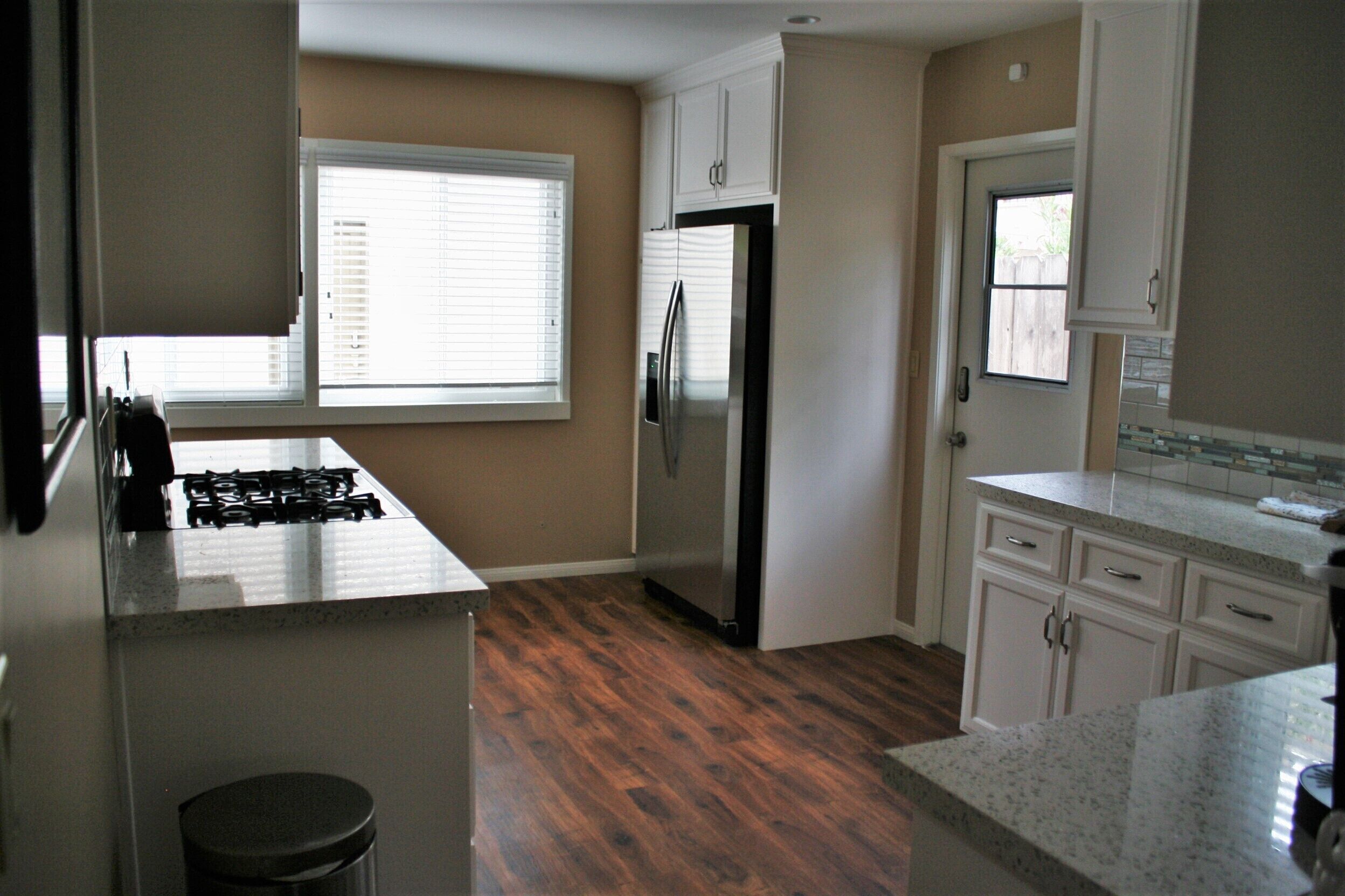 冷蔵庫、電子レンジ、オーブン、コンロ