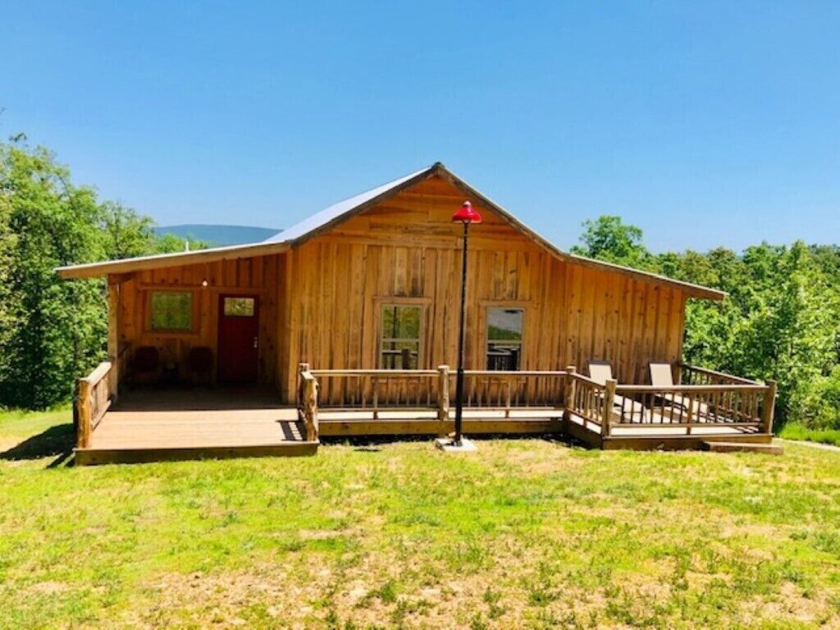 The Pinecone Cabin has awesome views and is a new cabin with many
