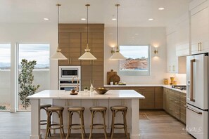 冰箱、微波炉、烤箱、炉灶