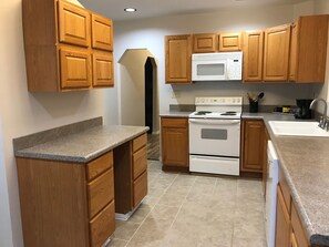 Een microgolfoven, een vaatwasser, een koffiezetapparaat/waterkoker