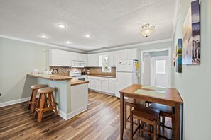 Fridge, microwave, oven, stovetop - Audrey House, Pet Friendly, Blocks from Beach (NORTH MYRTLE BEACH)