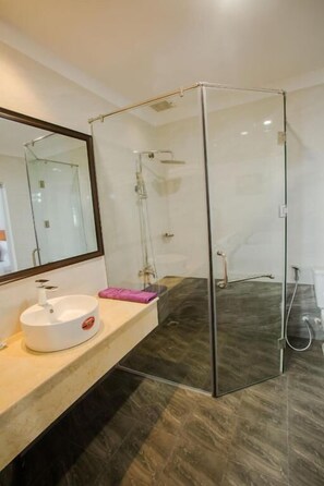 Deep soaking tub, rainfall showerhead, designer toiletries, hair dryer - Osaka Quy Nhon (Quy Nhon)