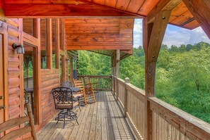 Outdoor dining - Mountain Views: Spectacular Views, Resort Pool! Top Amenities, near Dollywood & Pigeon Forge! (Sevierville)