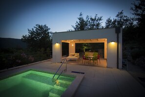 A modern outdoor pool area with a covered seating area and a staircase leading to a deck. - Villa Montecolori - Istrian holiday in nature, far from others (Motovun)