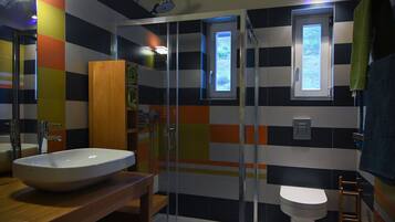 Combined shower/tub, hair dryer, towels, soap
