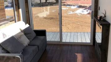 Een televisie en een open haard