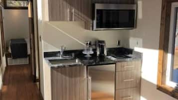 Een magnetron, een koffiezetapparaat/waterkoker