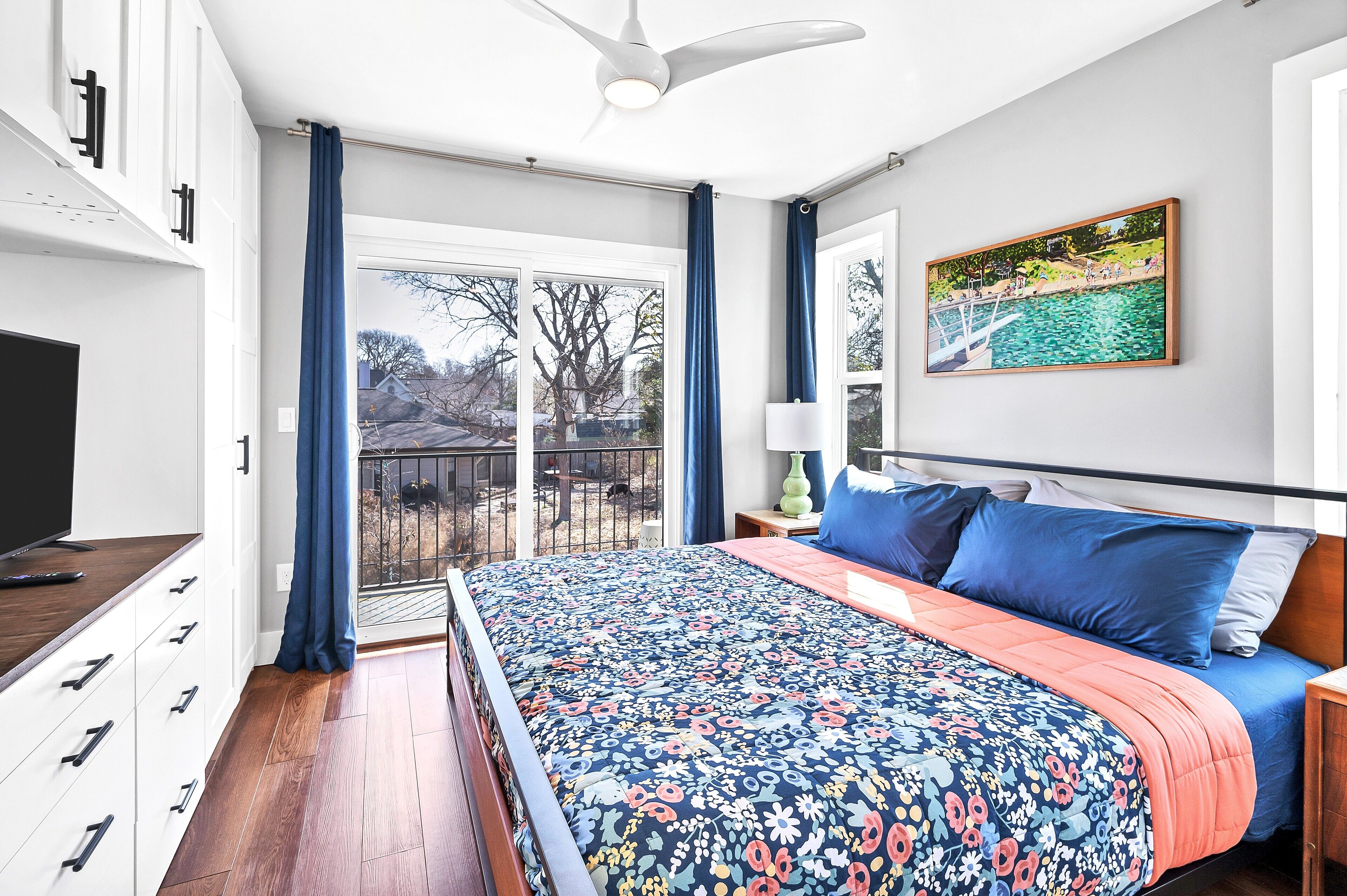 1 habitación, escritorio, tabla de planchar con plancha y cuna de viaje 