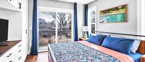 1 habitación, escritorio, tabla de planchar con plancha y cuna de viaje