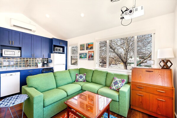Smart TV, Netflix, Hulu, books - Colorful and Cozy★King Bed ★Near UT, Domain, Downtown (Austin)