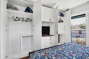 1 quarto, escrivaninha, ferros/tábuas de passar roupa, berço de viagem