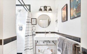 Shower, hair dryer, towels, soap - Colorful and Cozy★King Bed ★Near UT, Domain, Downtown (Austin)