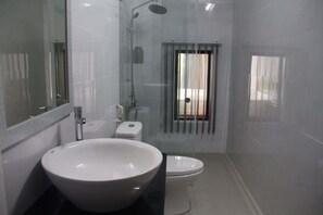 Chuveiro, produtos de toalete grátis, secador de cabelo, chinelos