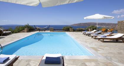 Retraite supérieure en bord de mer avec piscine privée, jardin et vue exceptionnelle sur le coucher du soleil