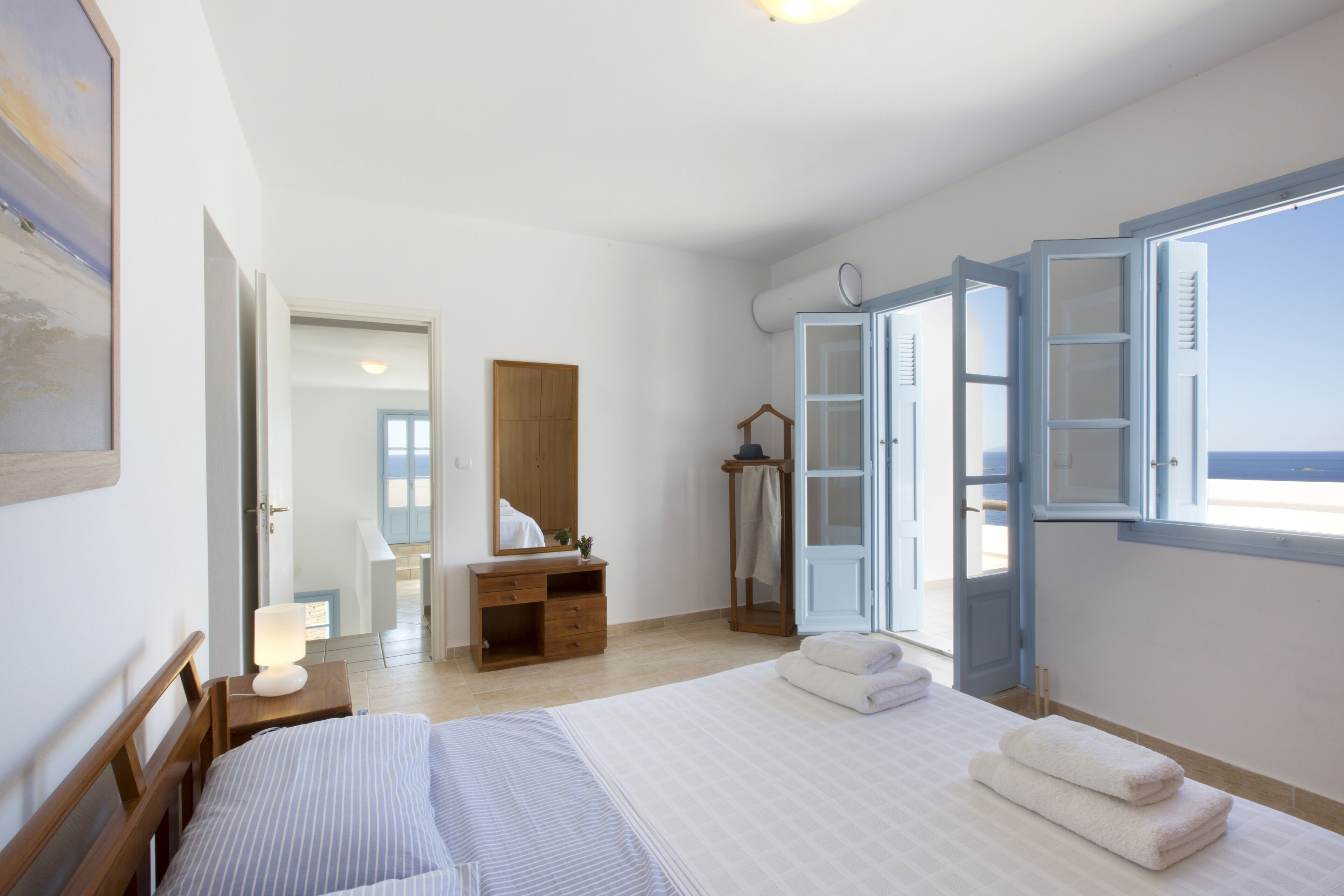 5 habitaciones, tabla de planchar con plancha y cuna de viaje 