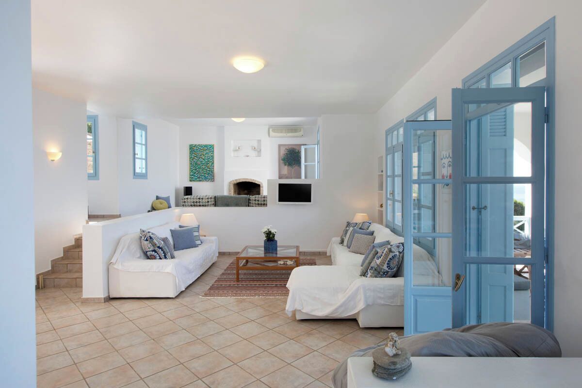 Smart TV, fireplace, DVD player, stereo