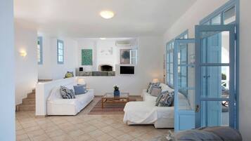 Smart TV, fireplace, DVD player, stereo