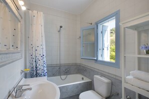 Ensemble baignoire-douche, séchoir à cheveux, serviettes fournies, savon